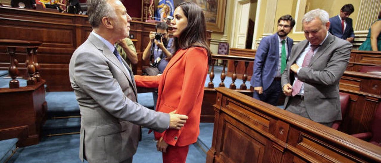 Ángel Víctor Torres y Vidina Espino, en un pleno anterior a la pandemia del Covid-19.