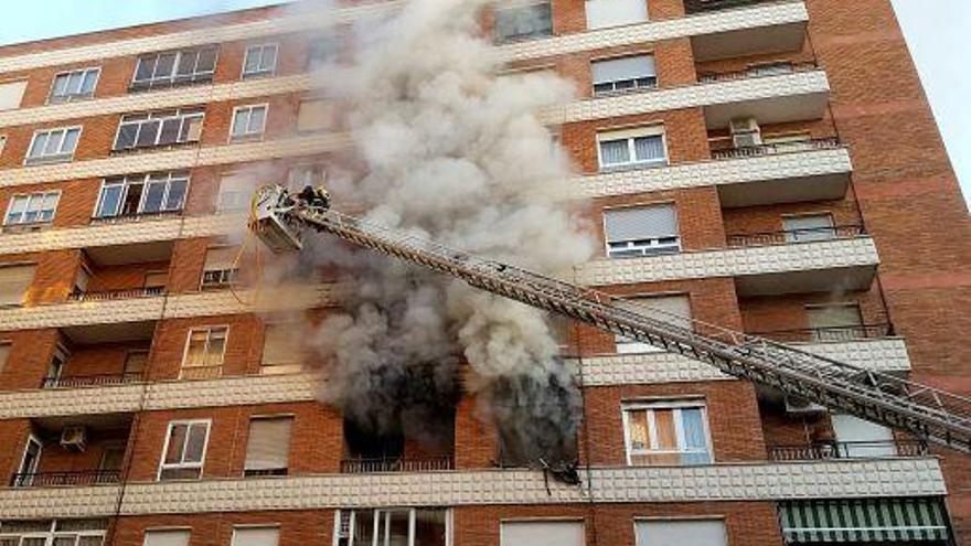 Los bomberos de Salamanca rescatan a nueve personas en el incendio de una vivienda