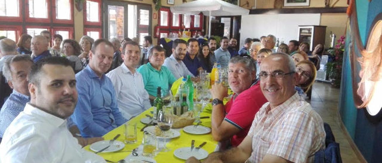 Un grupo de los participantes en la despedida de Paco Macías en el restaurante del camping de Vargas.