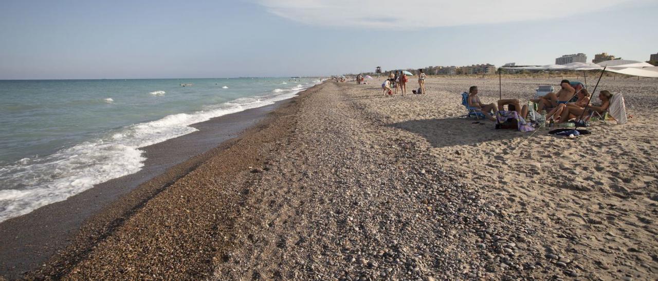 Bañistas en la playa de Almardà, con piedras. | TORTAJADA