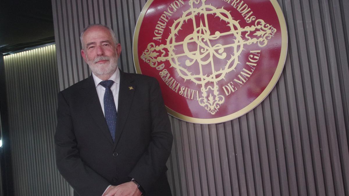 José Carlos Garín, presidente de la Agrupación de Cofradías, en la Tribuna Oficial de la plaza de la Constitución.