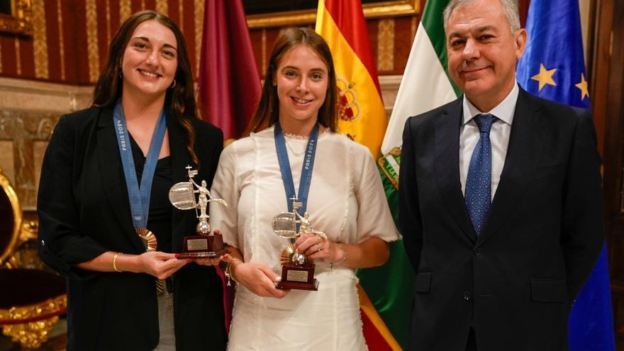 El alcalde de Sevilla, José Luis Sanz (d), junto a las nadadoras Alisa Ozhogina (c) y Marina García Polo (i).