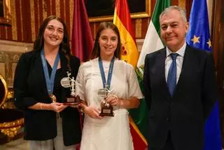 Sanz recibe a las medallistas olímpicas en natación artística Alisa Ozhogina y Marina García