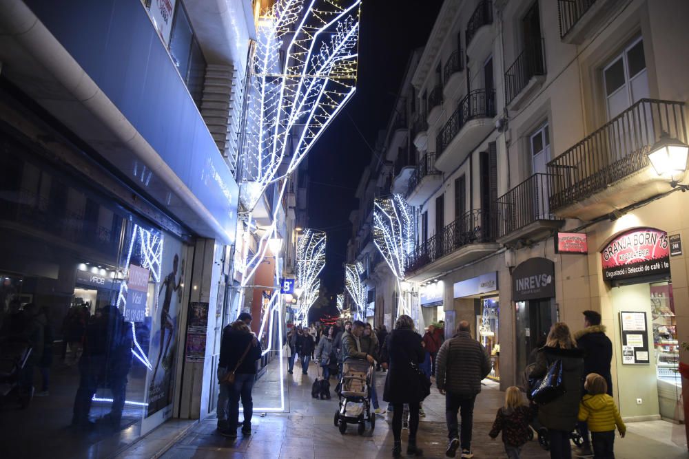 Manresa s'il·lumina per Nadal amb el principal carrer comercial a clapes