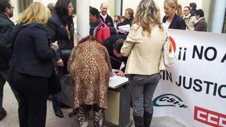 Un momento de la recogida de firmas ayer en Alicante.