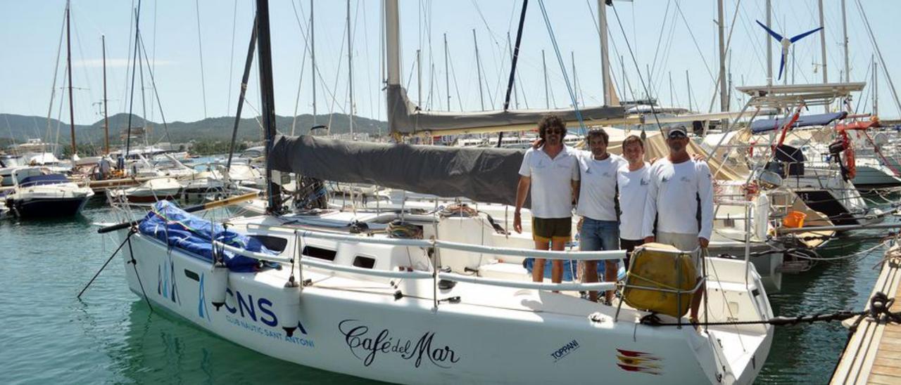 La tripulación del Nàutic Café del Mar tras su llegada. | CNSA