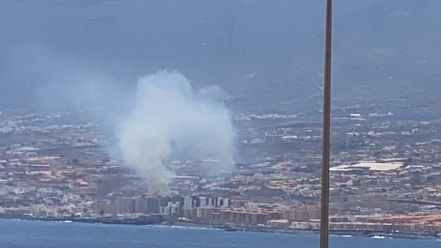 Fuego en un barranquillo en Las Caletillas