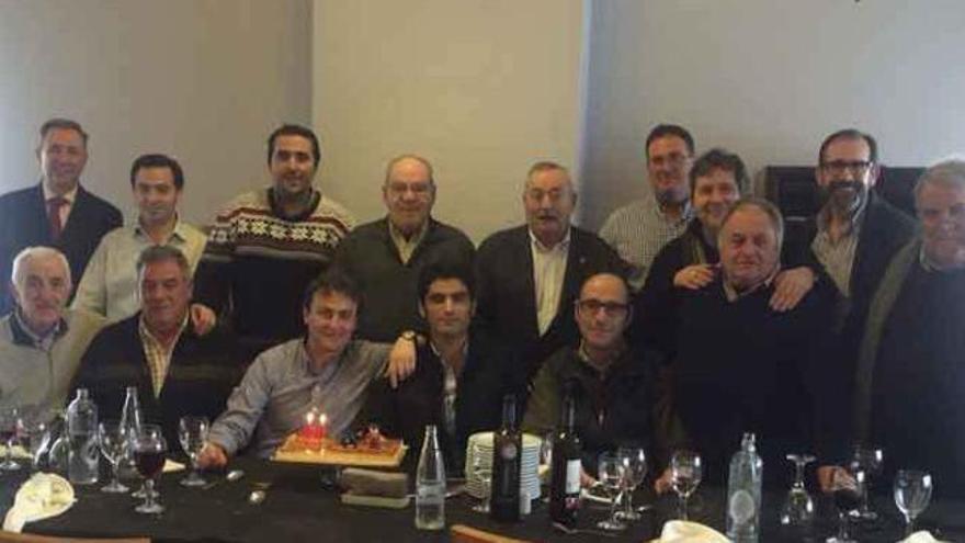 Javier Gómez Pascual, rodeado de sus amigos en su cumpleaños