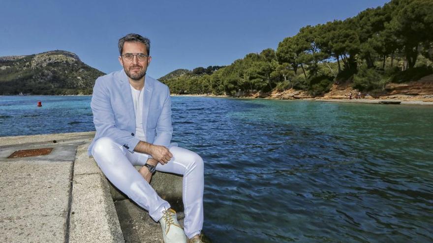 El escritor y periodista, Màxim Huerta, con las aguas de Formentor de fondo, fuente de inspiración de su nuevo libro ´Firmamento´.