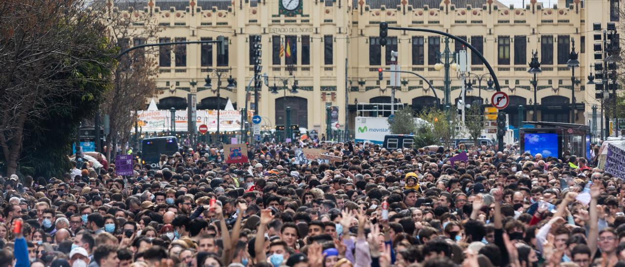 Miles de personas en una mascletà de las pasadas Fallas.