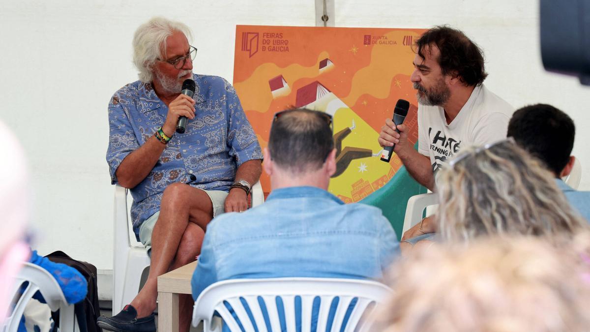 Pedro Feijóo y Antonio García Teijeiro, este lunes en la Feira do Libro de Vigo.