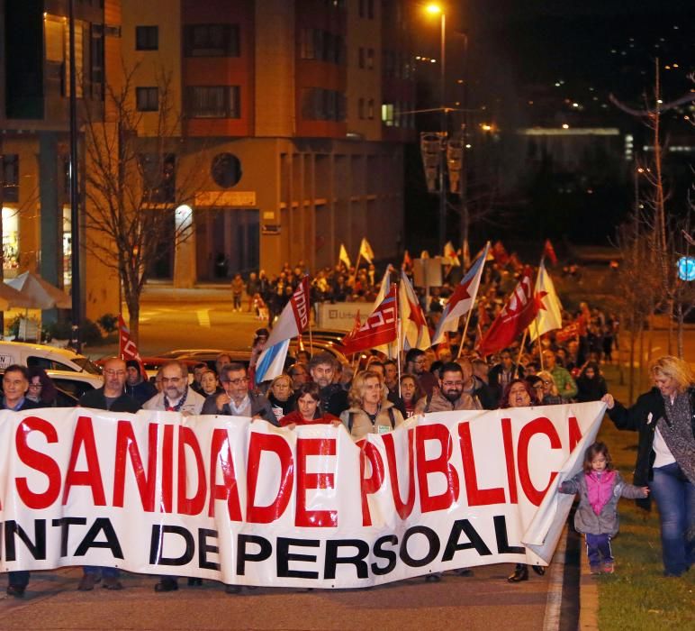 Vecinos y profesionales reclaman en la calle más personal en el centro de salud de Navia