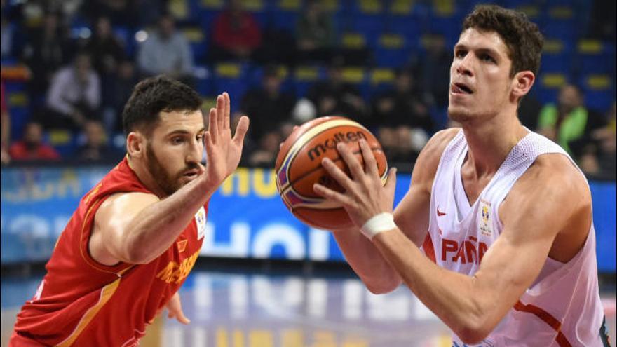 Oriol Paulí, durante un partido con la selección española.