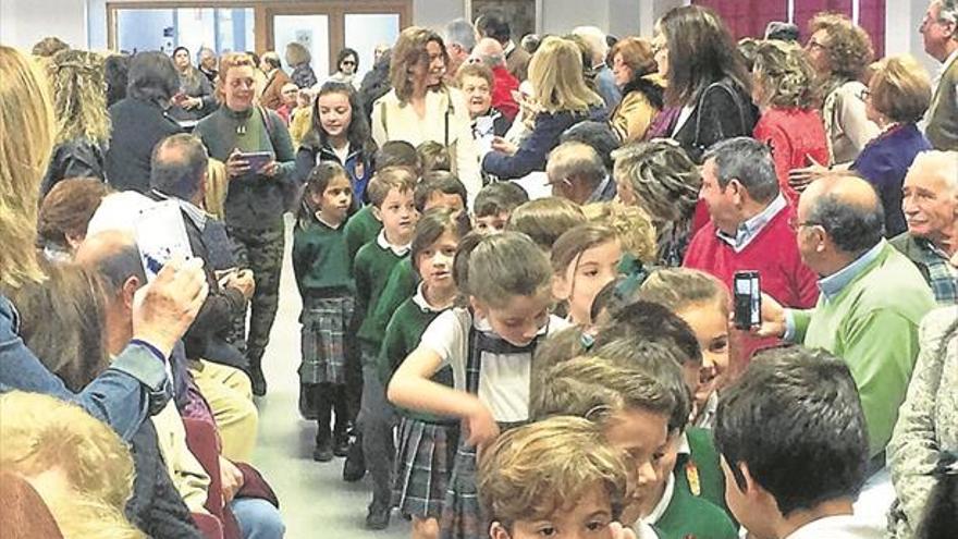 Más de 300 abuelos disfrutan de un día de clase con alumnos del Ruta de la Plata