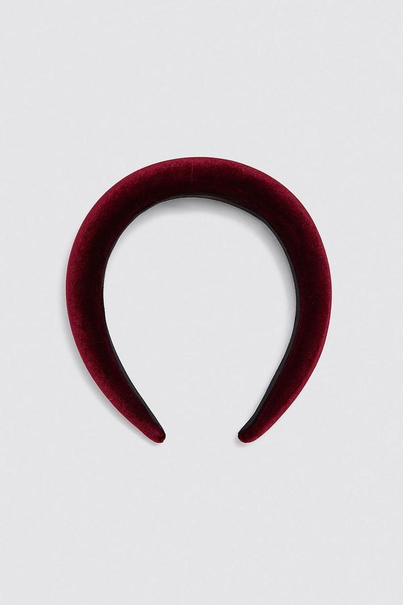 Diadema de terciopelo de Zara. (Precio rebajado: 7,99 euros)