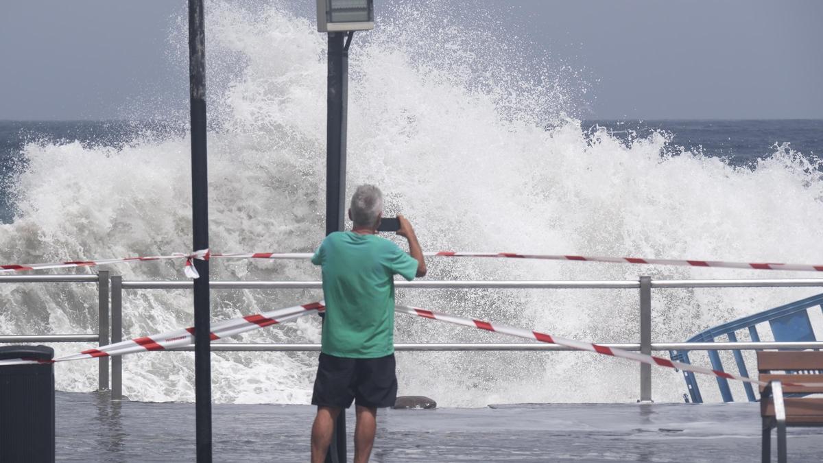 Las olas llegan con fuerza hasta la plaza de la Basílica, en Candelaria (Tenerife)