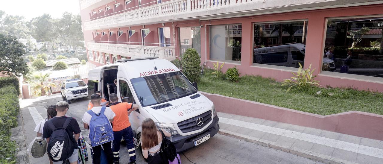 Un grupo de jóvenes en el Hotel Luna esperan ser trasladados al Hotel Bellver.