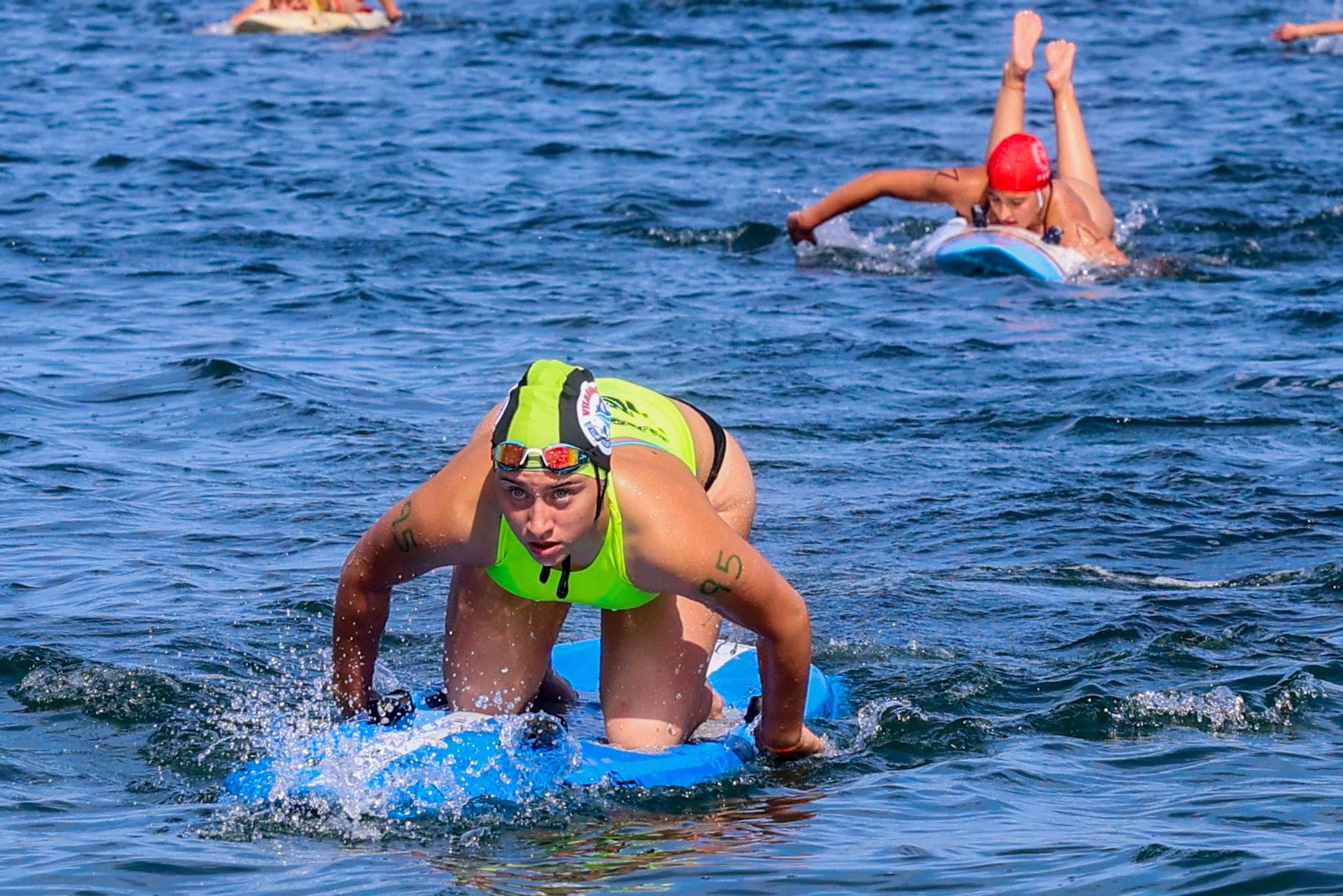 El salvamento llena de espectáculo deportivo la playa de A Concha