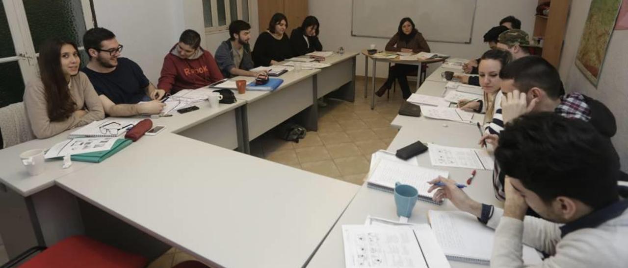 Jóvenes alumnos que participan en Mobipro durante una clase de alemán.