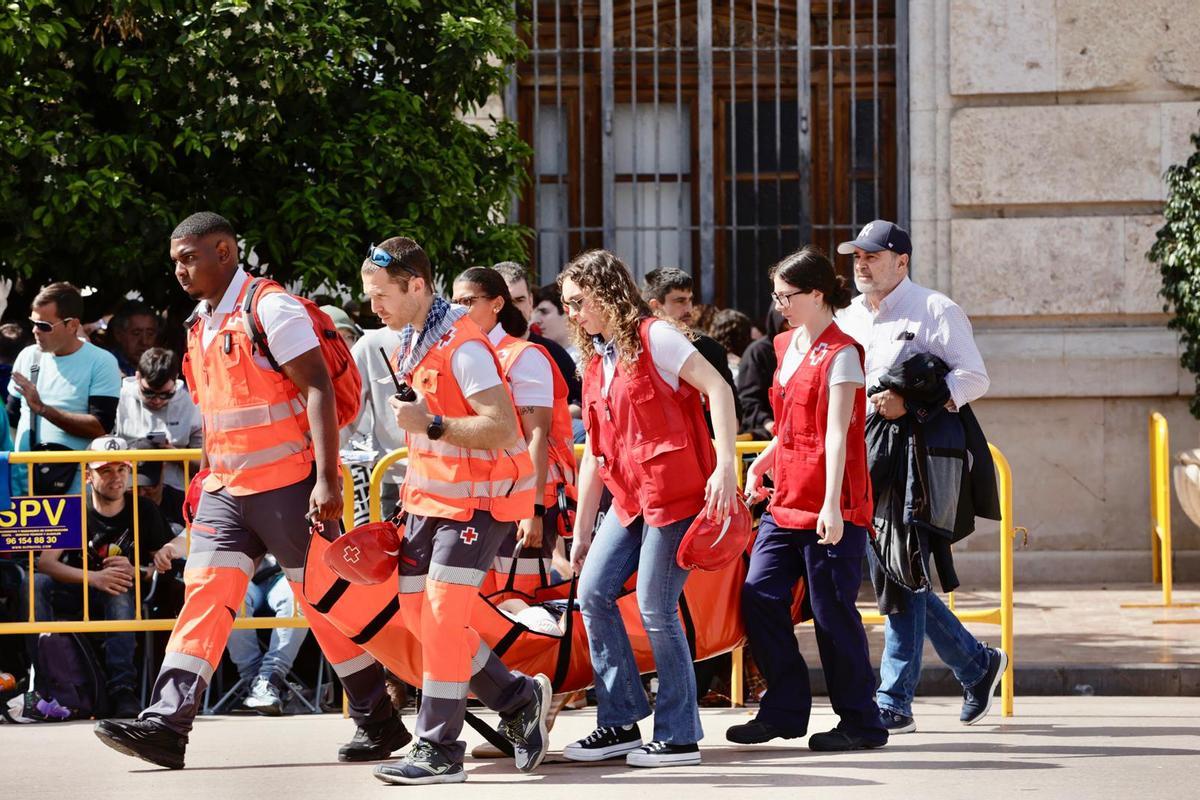 Atienden a 45 personas por lipotimias y golpes de calor en la mascletà.