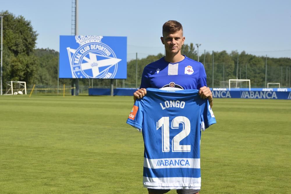 Su presentación se produjo tres días después de su estreno en el partido del pasado domingo frente al Oviedo al sustituir en el minuto 79 a Borja Valle.