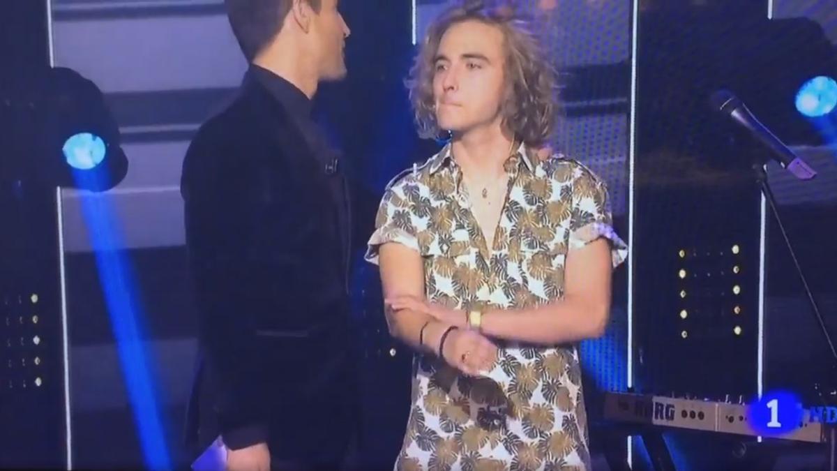 Captura del momento en que Manel Navarro hace un corte de mangas al público en la gala Objetivo Eurovisión.
