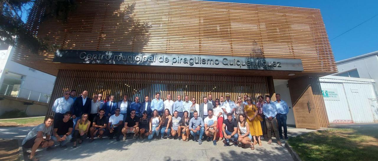 Autoridades, miembros de la 
directiva del Club Kayak 
Tudense y deportistas frente al
 renovado Centro Municipal de 
Piragüismo, ayer.   | //J.B.
