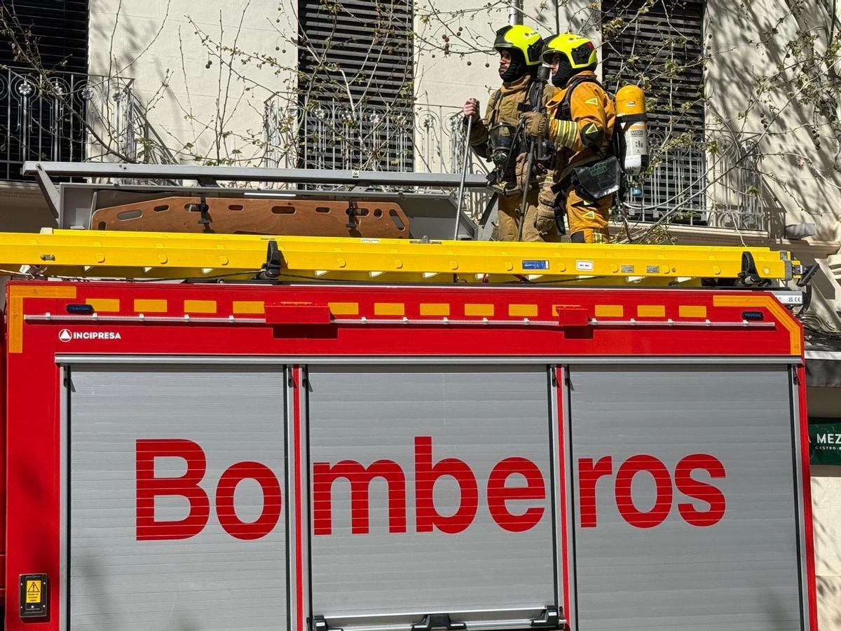 Dos bomberos durante el operativo