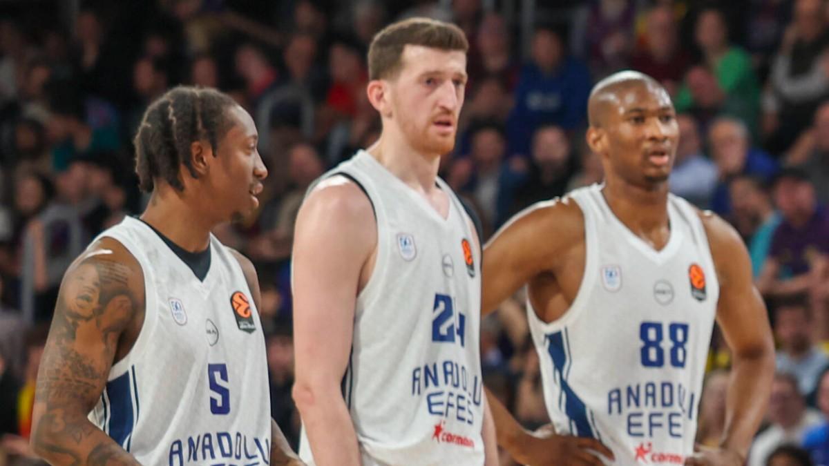 Saben Lee y Kai Jones llegaron al Efes con la temporada empezada