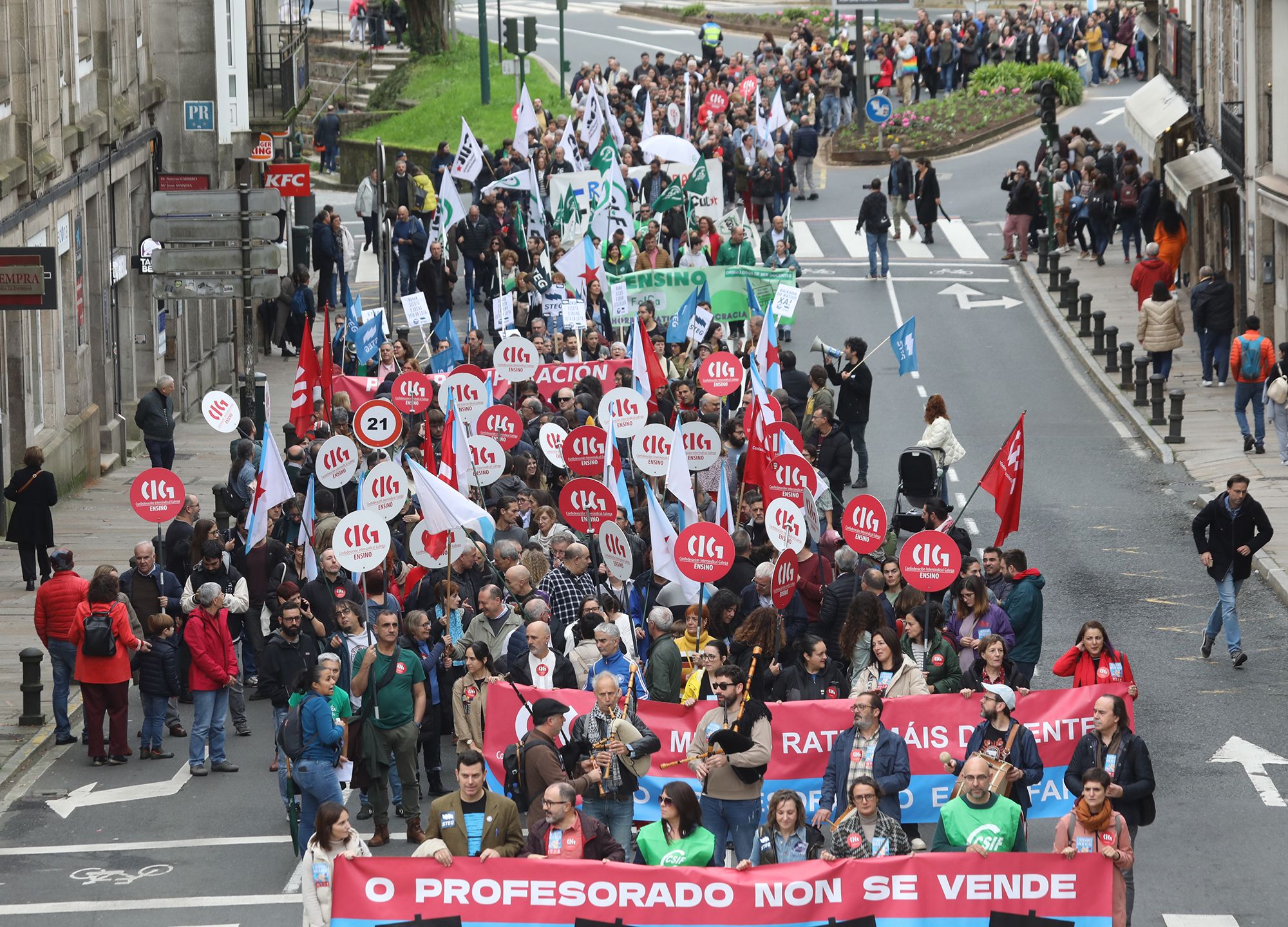 El profesorado gallego se manifiesta en Santiago contra "el acuerdo de la vergüenza" firmado por Xunta, UGT, CCOO y ANPE