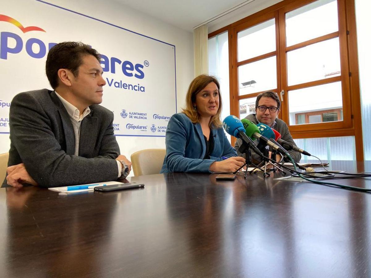 Mundina, en primer término, junto a María José Catalá y Juan Giner.