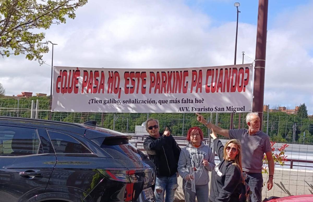 Vecinos del Polígono, junto a la pancarta colocada en el aparcamiento.