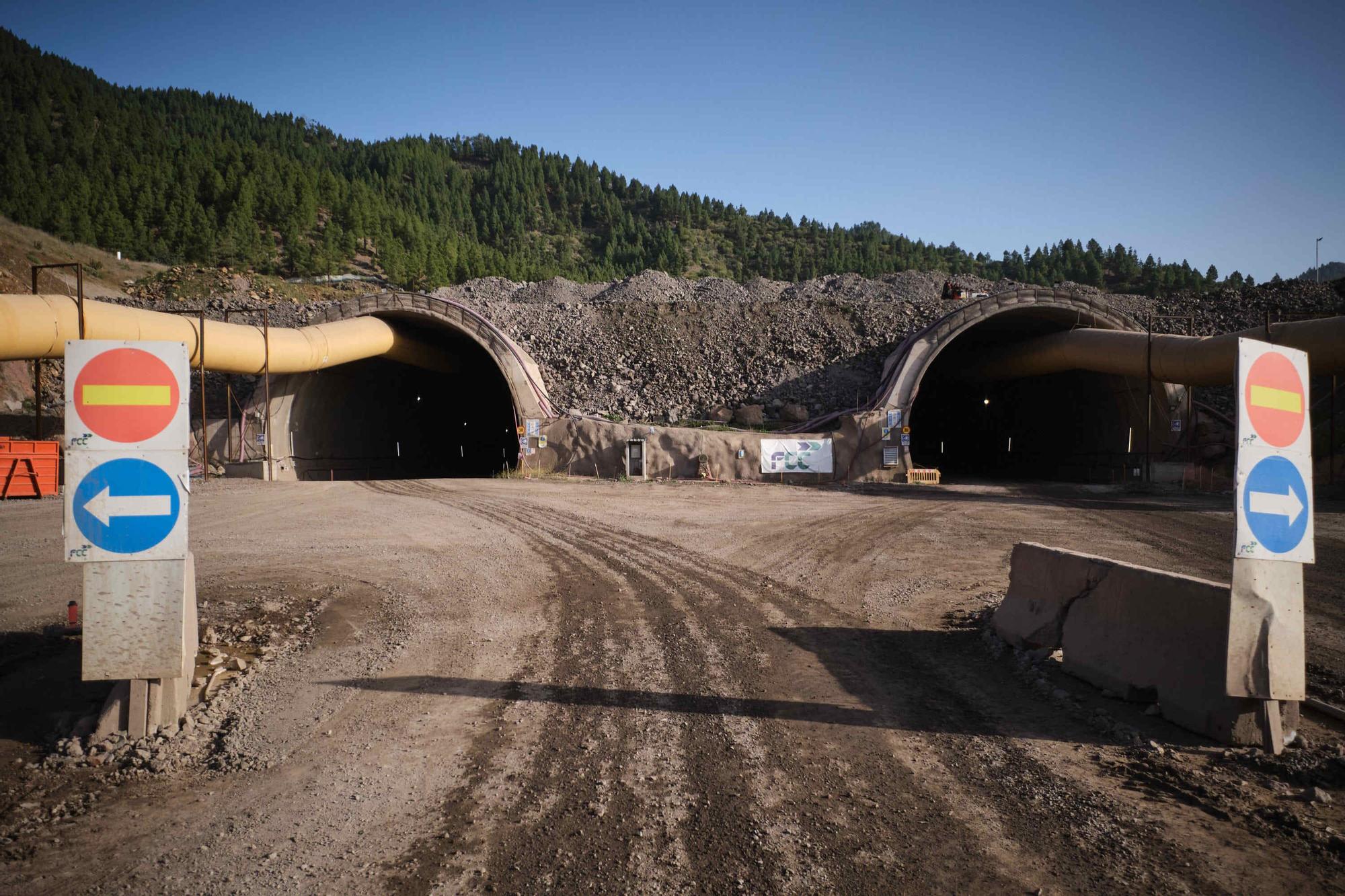 El presidente de Canarias visita las obras del cierre del anillo insular en Santiago del Teide.