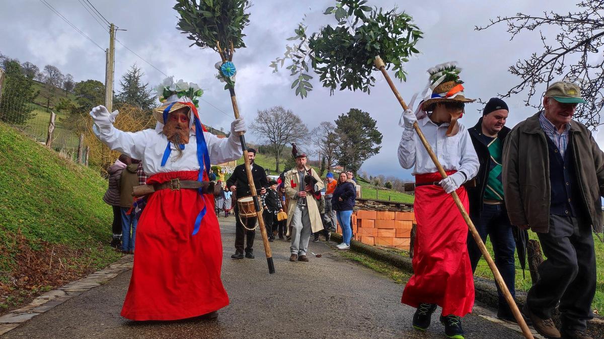 En imágenes: Así fue el paso de los guilandeiros de Tineo por El Pedregal