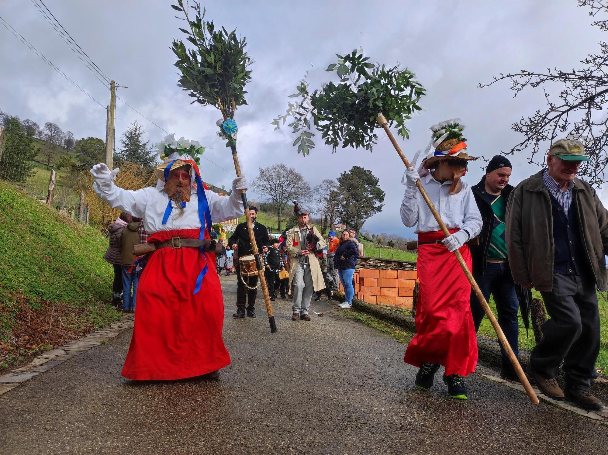 En imágenes: Así fue el paso de los guilandeiros de Tineo por El Pedregal