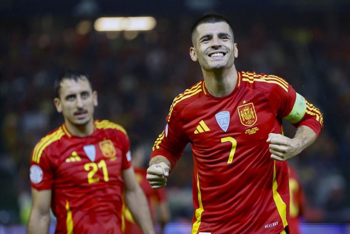 CÓRDOBA, 15/10/2024.- El delantero de la selección española Álvaro Morata (d) celebra tras marcar el segundo gol ante Serbia, durante el partido correspondiente a la fase de grupos de la Liga de Naciones que las selecciones de España y Serbia disputan este martes en el estadio Nuevo Arcángel, en Córdoba. EFE/Julio Muñoz