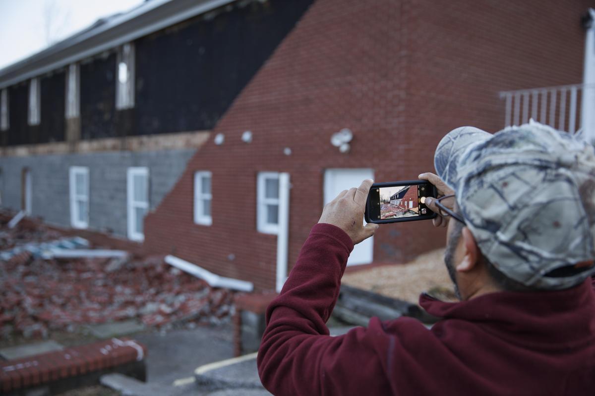 Miguel Macías toma fotos de los efectos del tornado en la iglesia bautista Emmanuel en Mayfield (Kentucky) a la que acudió a refugiarse de noche.