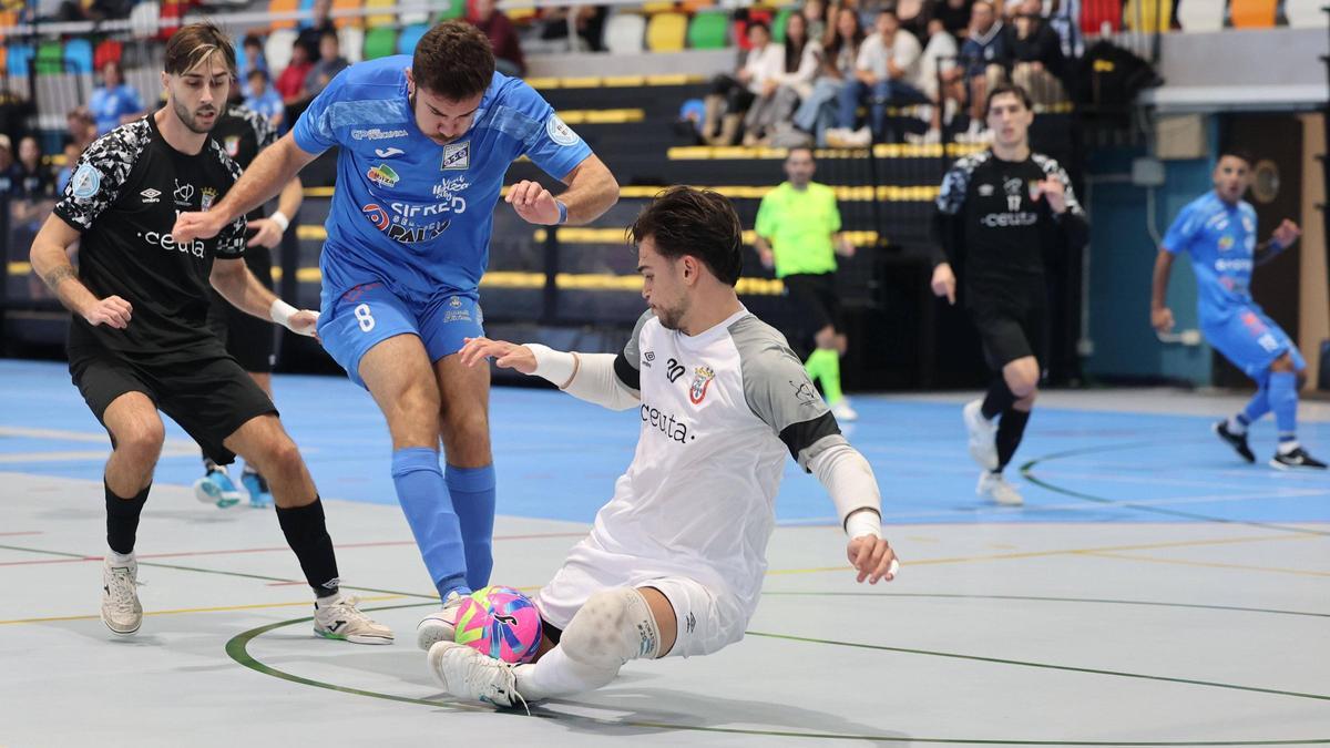 Pablo Moreno remata a portería durante el encuentro ante el Ceutí