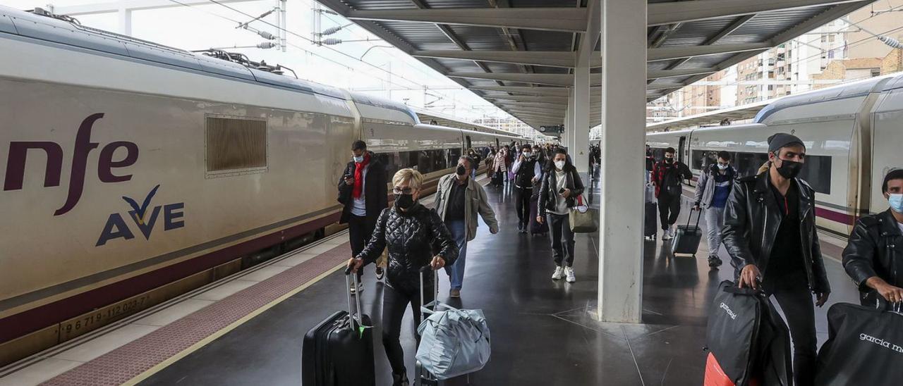 Llegada de un tren AVE a la estación de Alicante la semana pasada. | HÉCTOR FUENTES