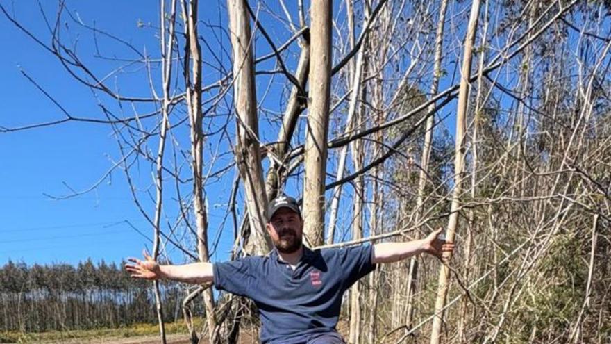 Alexandre Castro sobre la roca, en San Pedro de Quembre . |  LOC