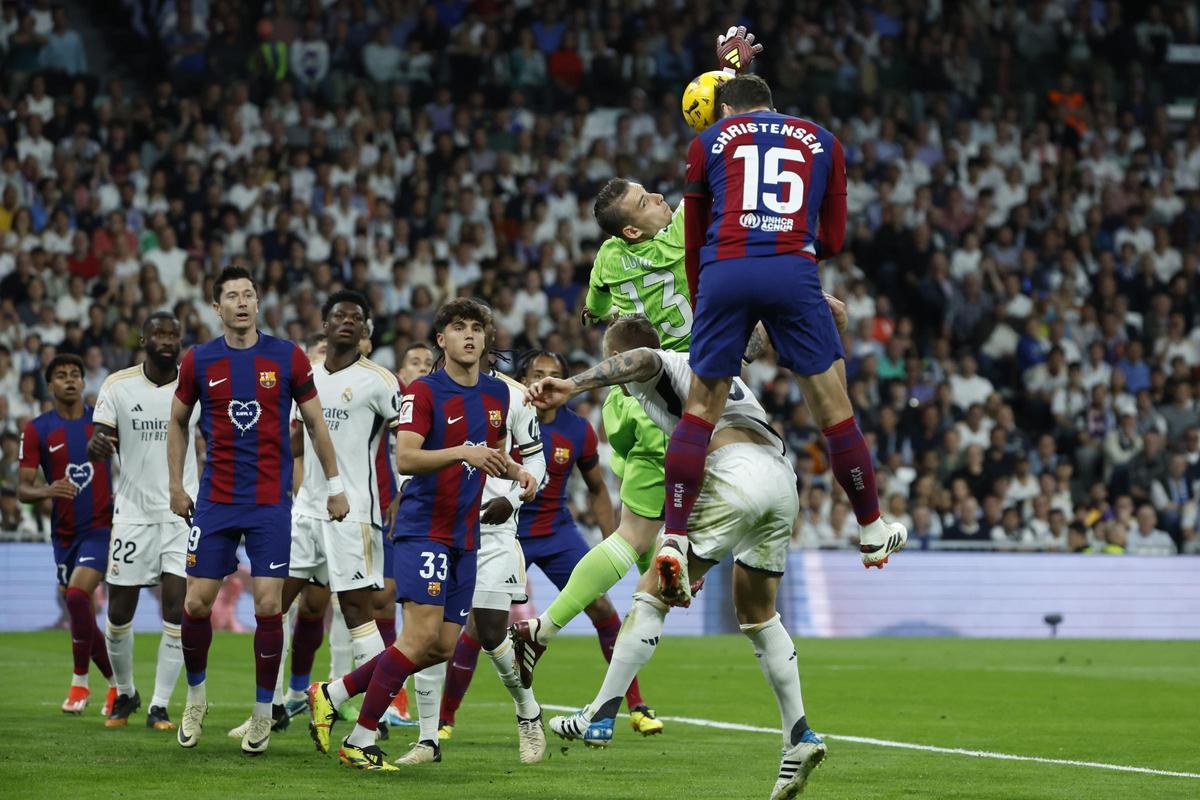 Christensen cabecea en la jugada del gol del Barça que abría el clásico