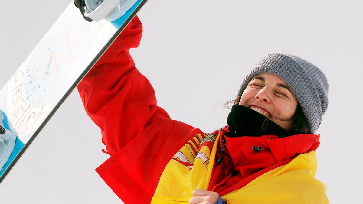 Queralt Castellet  celebra en el podio su medalla de plata.