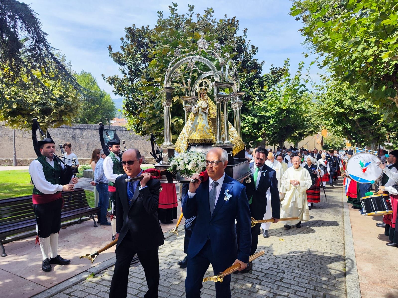 Villaviciosa vibra con la Portalina y la danza del Portal