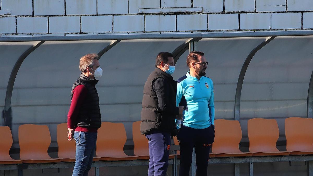 Anil Murthy, junto a José Bordalás en Paterna, justo tras concluir el mercado invernal.