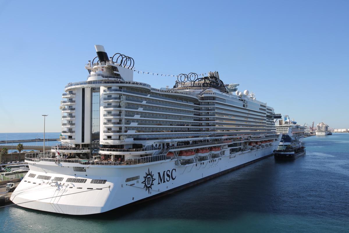 El crucero MSC Seaview en el Moll Adossat y los cruceristas visitan la ciudad.