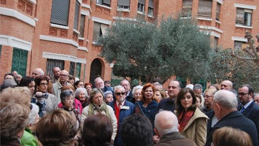 Ana Botella, acompañada de J. Calabuig y C. Alborch, se dirige a los vecinos de la Finca Roja en un improvisado discurso.