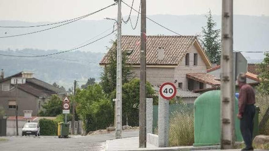 Un vecino de Belmonte mira una de las farolas dañadas. // Brais Lorenzo