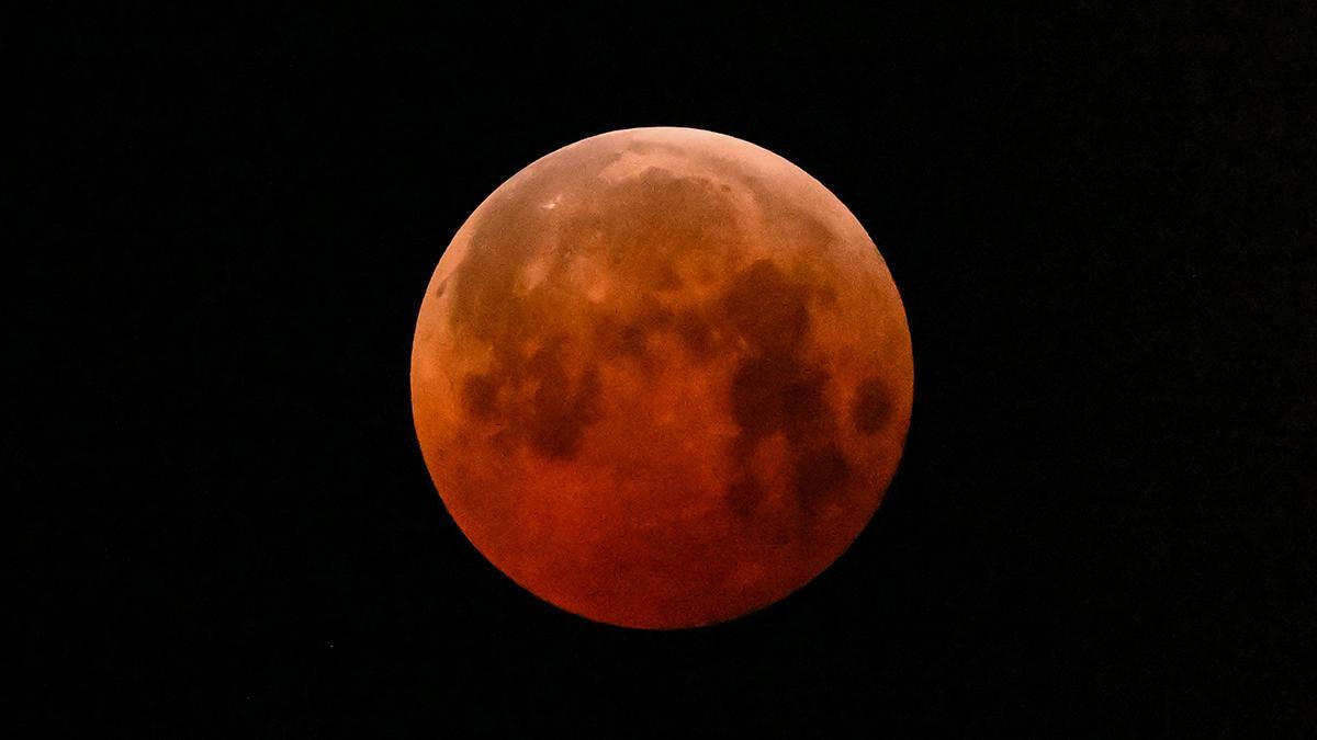 La luna de sangre, vista desde Ciudad de México. La luna de sangre, vista desde Ciudad de México.