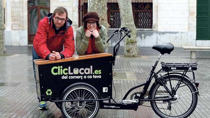 Juan Plomer und Maria Casadellà von ClicLocal mit ihrem elektrischen Transportfahrrad auf dem Hauptplatz von Sa Pobla.