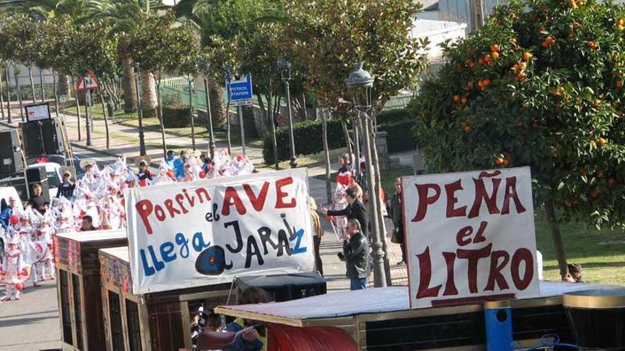 La carroza de la peña El litro, que escenificó la llegada del AVE a Jaraíz, obtiene el primer premio del carnaval